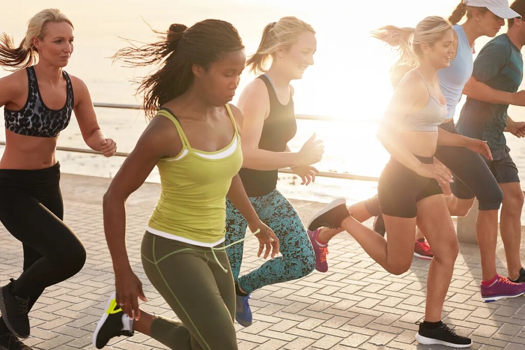 Los clubes de 'running' desplazan a los bares para socializar y la salud mental ya nos importa más que la física