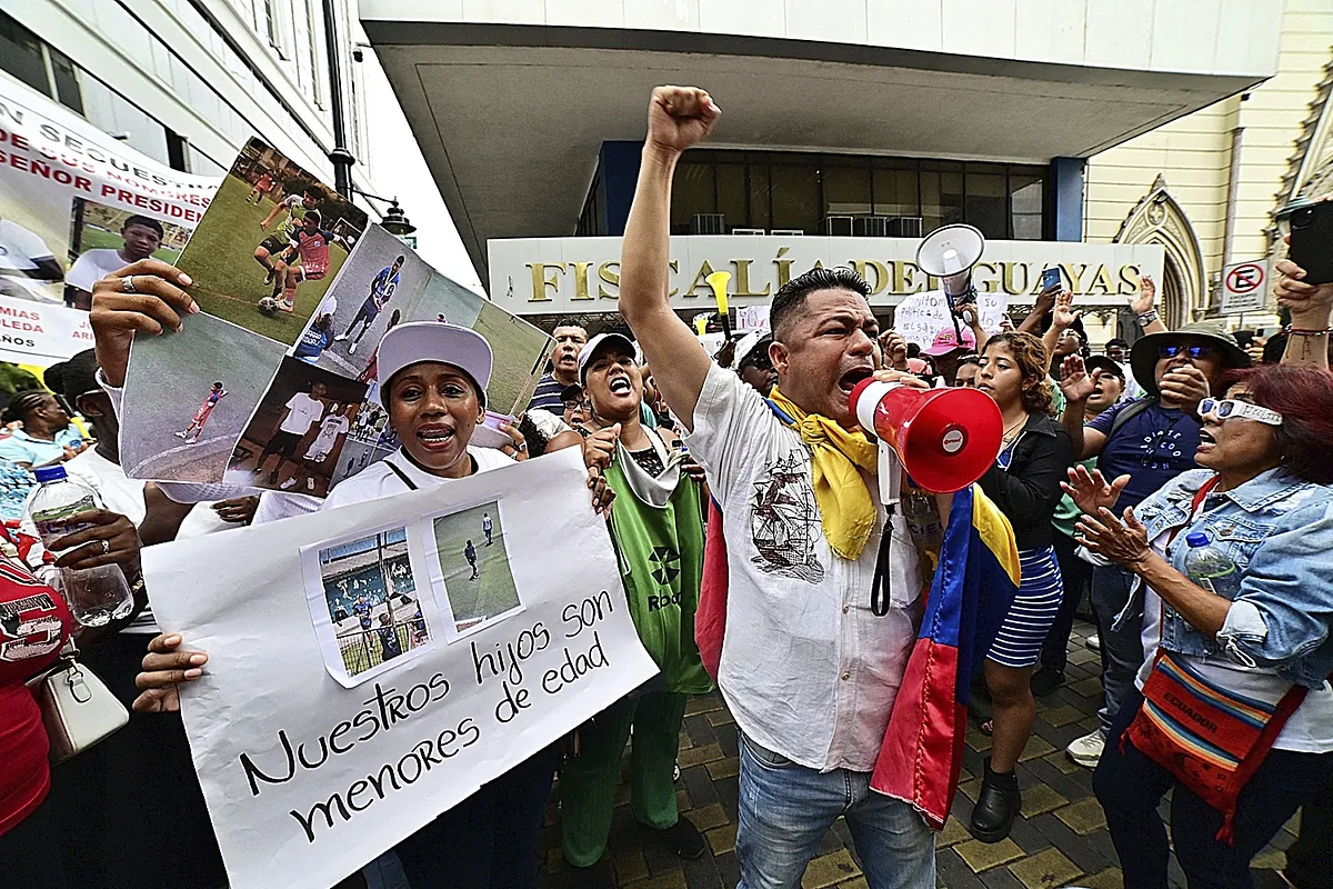 Los familiares de los chicos desaparecidos en Ecuador durante la identificación de los cuerpos: "No dormimos, no comemos, ya no tenemos vida"