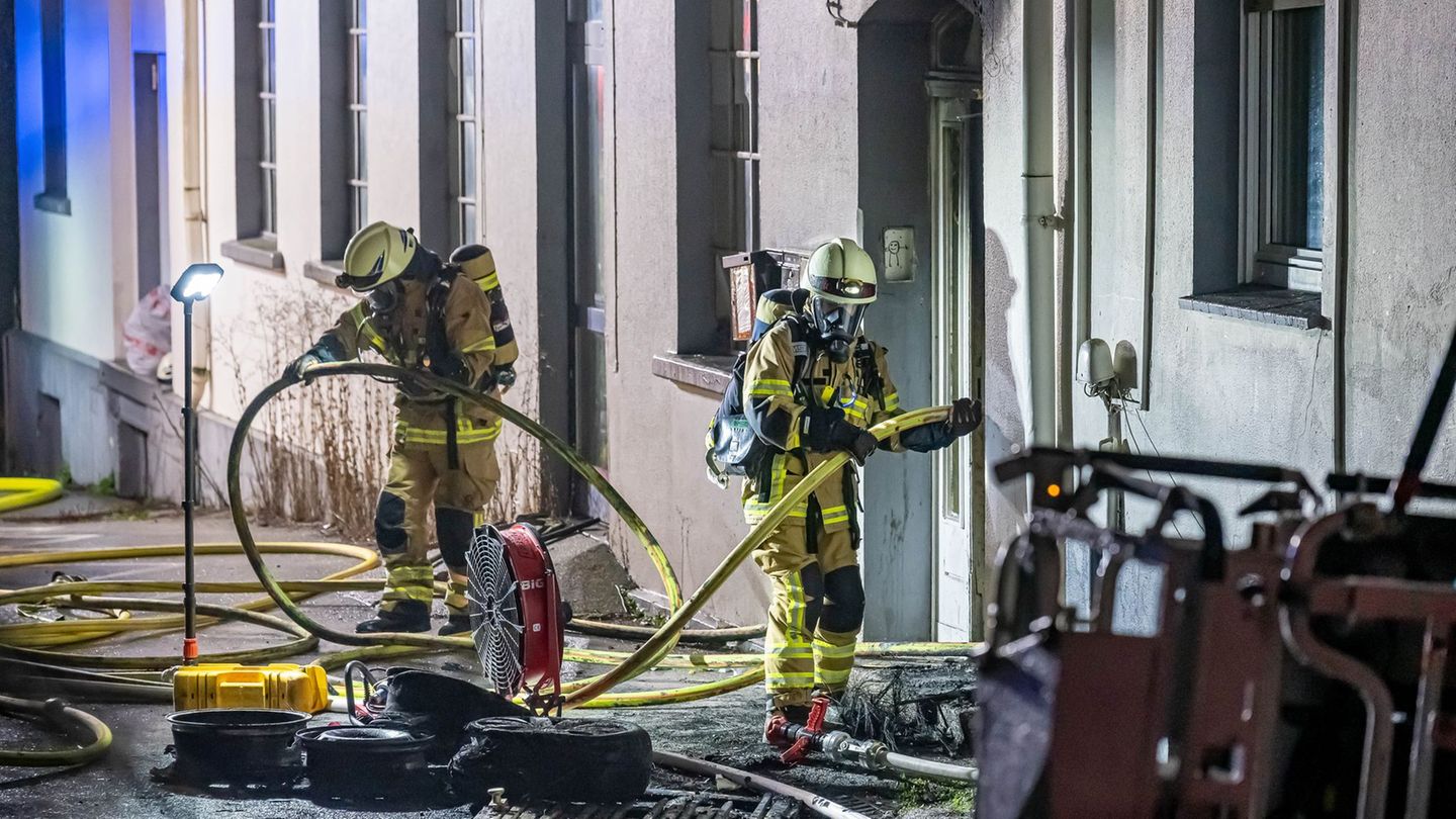 Das Gebäude wurde in der Nacht aufgrund des Brands evakuiert. Foto: Markus Klümper/dpa