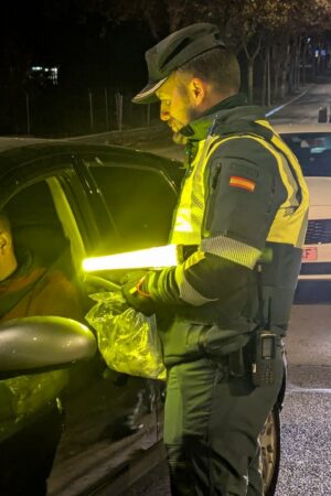 Macrocontroles con la Guardia Civil de Tráfico tras las cenas de empresas: casi tantos positivos por drogas como por alcohol, insinuaciones para no soplar, fugas y hasta un taxista cazado por cocaína