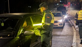 Macrocontroles con la Guardia Civil de Tráfico tras las cenas de empresas: casi tantos positivos por drogas como por alcohol, insinuaciones para no soplar, fugas y hasta un taxista cazado por cocaína