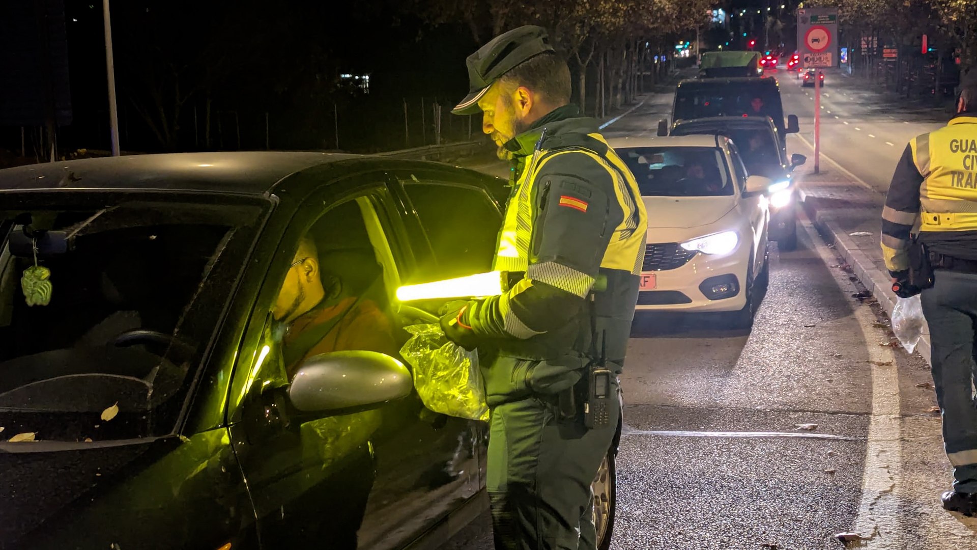 Macrocontroles con la Guardia Civil de Tráfico tras las cenas de empresas: casi tantos positivos por drogas como por alcohol, insinuaciones para no soplar, fugas y hasta un taxista cazado por cocaína