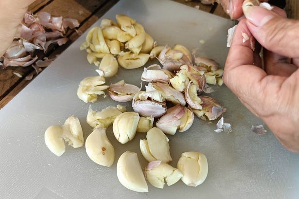 Make garlic bread using alternative ingredient in just four minutes using air fryer