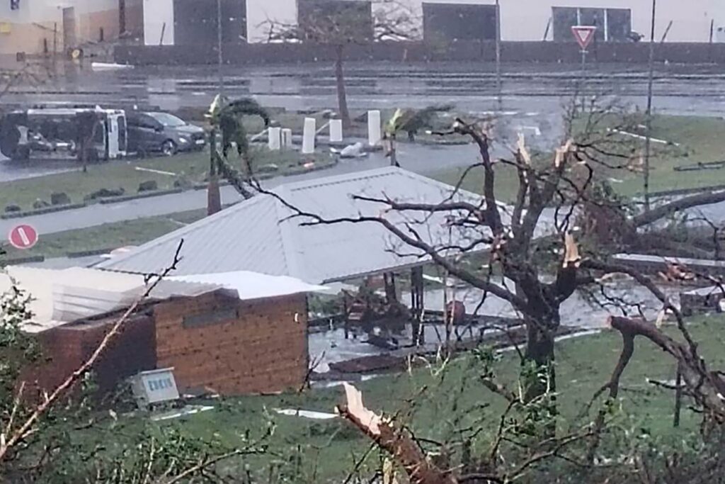 Mayotte : Bruno Retailleau craint un « lourd » bilan humain après le cyclone Chido ; un pont aérien va être déployé depuis La Réunion