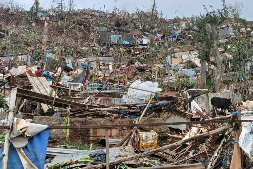 Mayotte dévasté par le cyclone Chido : les premières images d’une « situation dramatique »