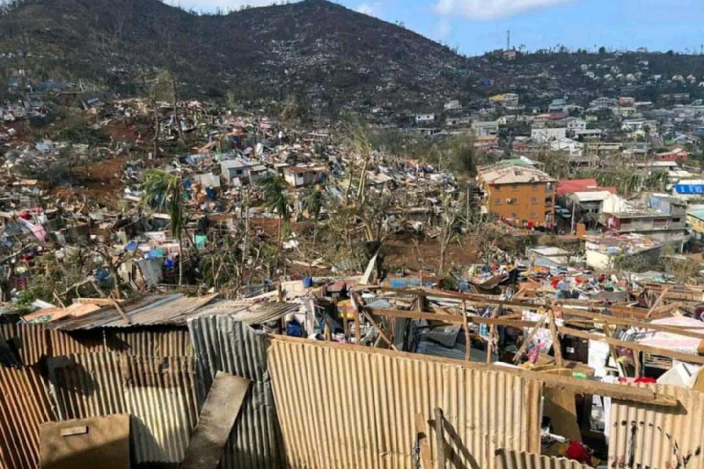 Mayotte ravagée par un cyclone : l’exécutif face à « une catastrophe énorme »