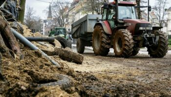 Mercosur : des agriculteurs bloquent Dijon et un tronçon de l’A16