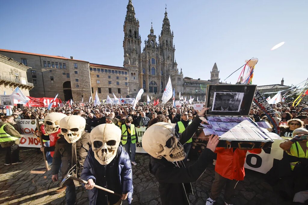 Miles de personas desbordan el Obradoiro en rechazo de la "bomba ambiental" de la  'macrocelulosa' de Altri en Lugo: "Imponerla es actuar contra la sociedad"