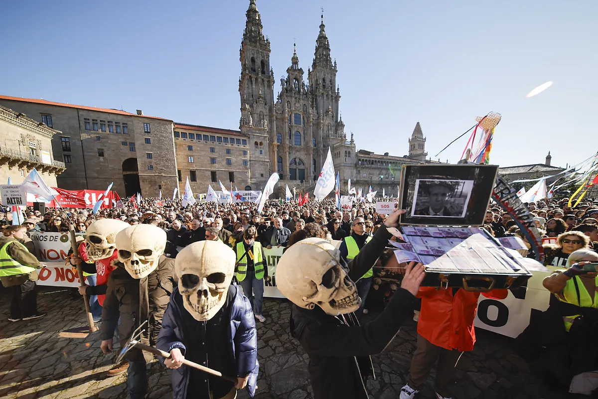 Miles de personas desbordan el Obradoiro en rechazo de la "bomba ambiental" de la 'macrocelulosa' de Altri en Lugo: "Imponerla es actuar contra la sociedad"