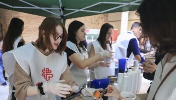 Modestia Aparte protagoniza el villancico del CEU para apoyar la campaña de Navidad de Cáritas