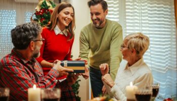 Moins de cadeaux, plus d’économies : ces familles qui choisissent le «Secret Santa» pour célébrer Noël