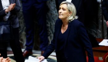 Motion de censure: Marine Le Pen estime sa stratégie validée