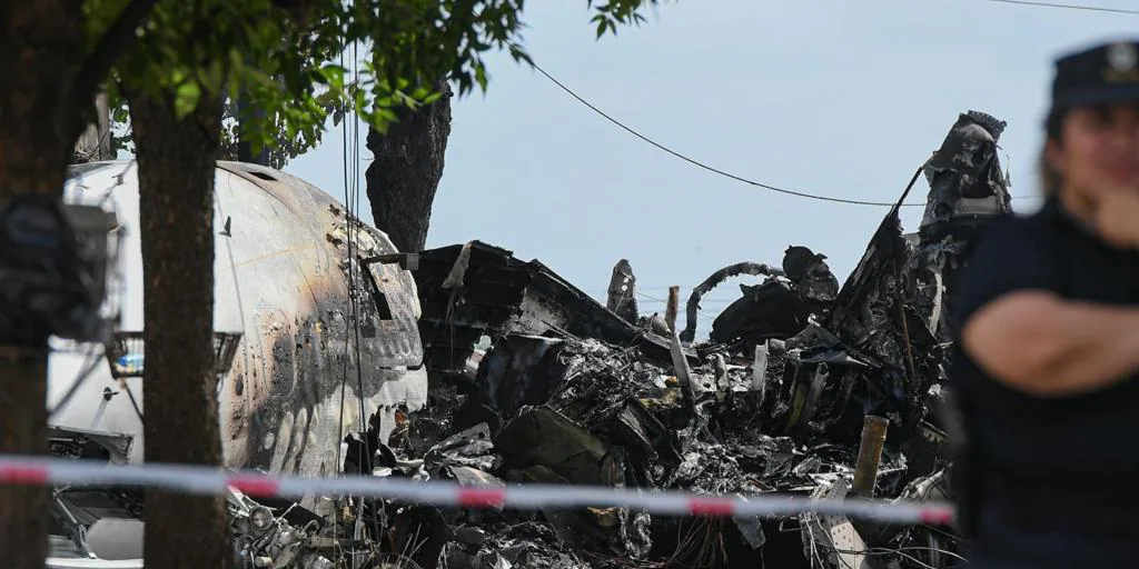 Mueren dos personas tras estrellarse un avión privado en Buenos Aires