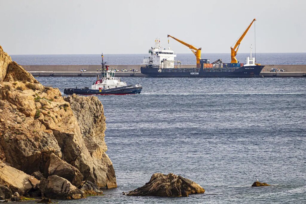 Naufraga un carguero ruso en el Mediterráneo tras una explosión en la sala de máquinas: dos desaparecidos y 14 rescatados llevados a Cartagena