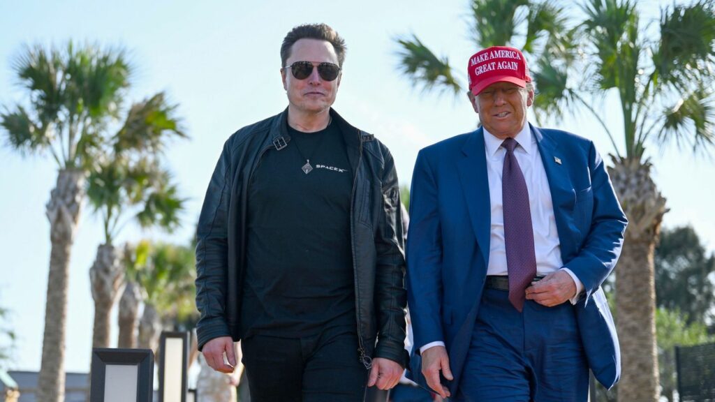 Elon Musk und Donald Trump gehen nebeneinander