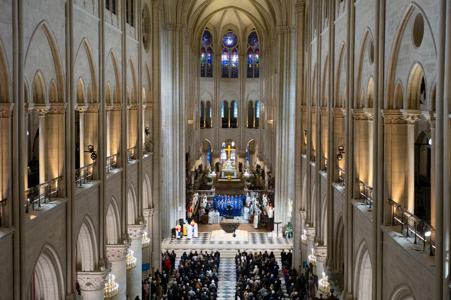 Notre-Dame de Paris : au cœur d’une tempête politique et météorologique, Emmanuel Macron célèbre la France des bâtisseurs