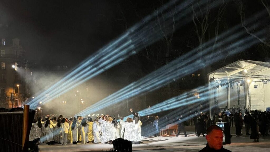 « Oh mon Dieu, c’est Pharrell Williams ! » : sur le parvis de Notre-Dame, le concert de réouverture avancé de 24 heures