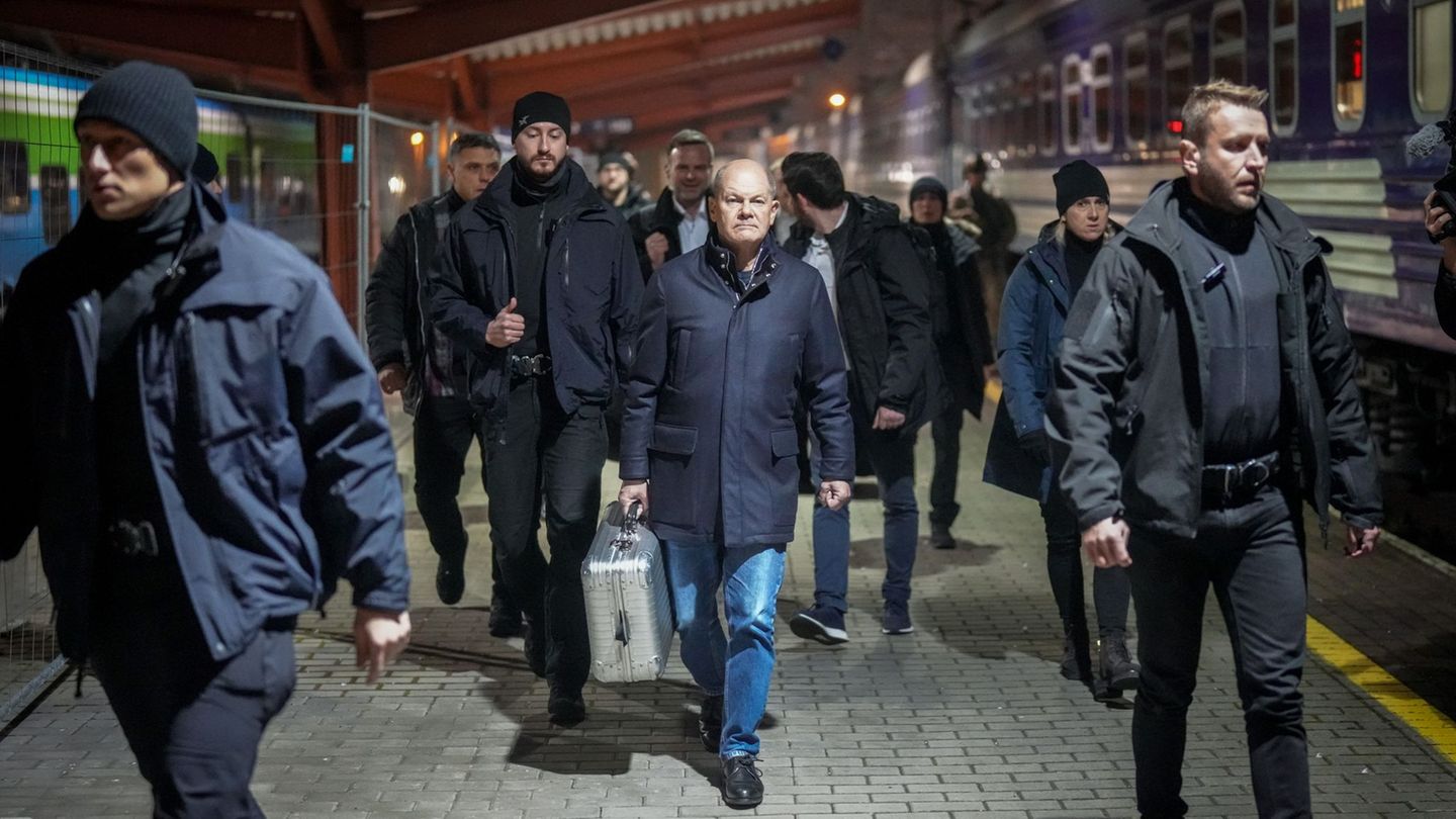 Sonst stets mit schwarzer Aktentasche, in der Ukraine nun mit silbernem Koffer: Bundeskanzler Olaf Scholz. Foto: Kay Nietfeld/dp