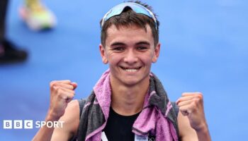 Alex Yee celebrates winning triathlon gold at Paris 2024