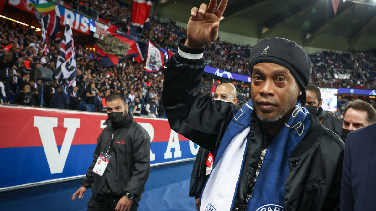 PSG : un maillot floqué Ronaldinho de la saison 2001-2002 réédité et remis à la vente