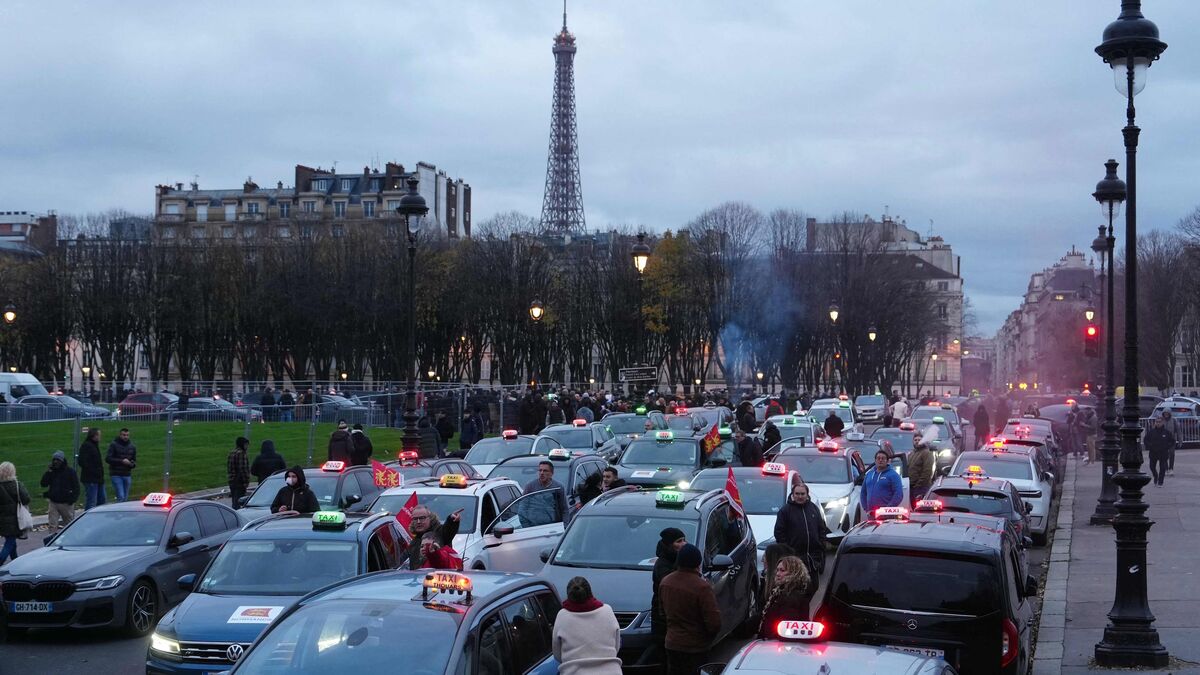 Paris : les taxis en grève devant l’Assemblée nationale, près de 500 km de bouchons en Île-de-France