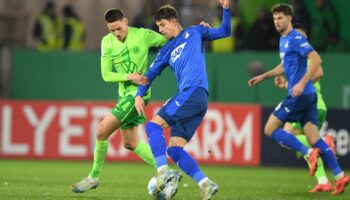 Wolfsburg und Hoffenheim boten einen hart umkämpften, aber wenig spektakulären Pokalkampf. Foto: Swen Pförtner/dpa