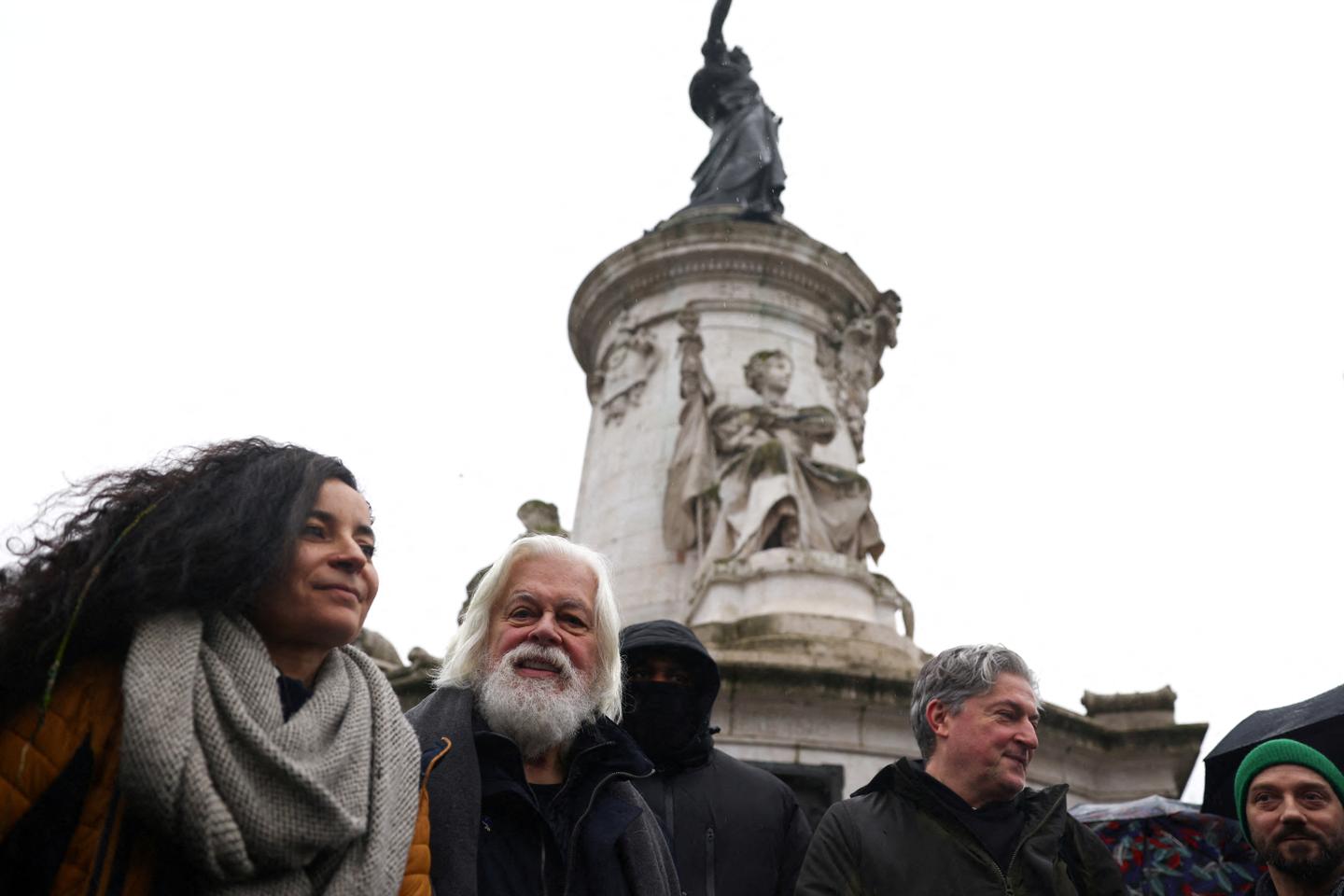 Paul Watson célèbre sa libération à Paris et promet de poursuivre son combat pour les baleines