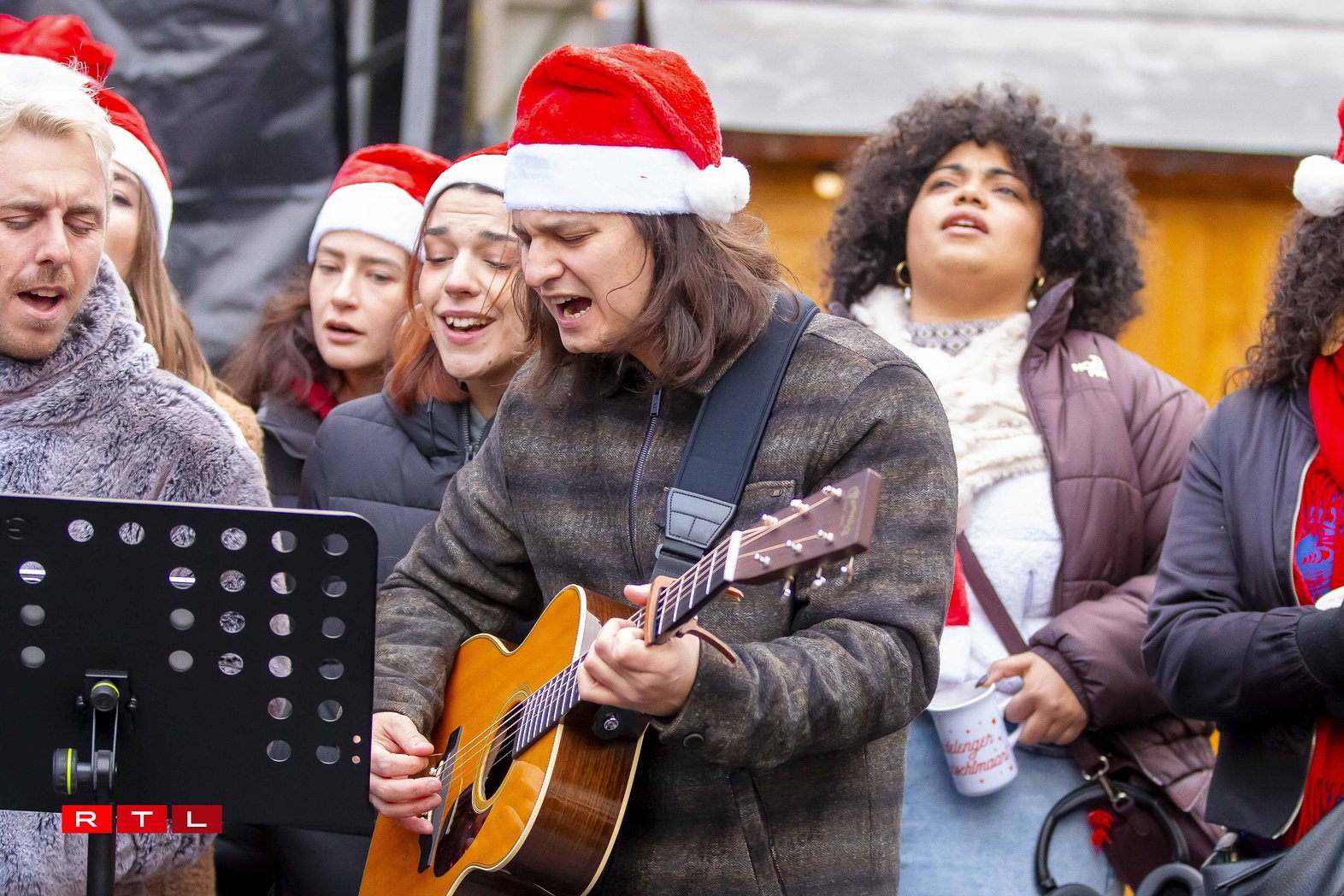 Photos: Les candidats du Luxembourg Song Contest au marché de Noël de Dudelange