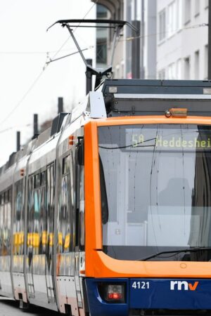 Gleich zwei Mal sind in Mannheim Straßenbahnen mit einem Auto zusammengestoßen. (Archivbild) Foto: Uwe Anspach/dpa