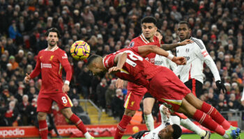 Premier League: Liverpool résiste à dix, Arsenal cale contre Everton