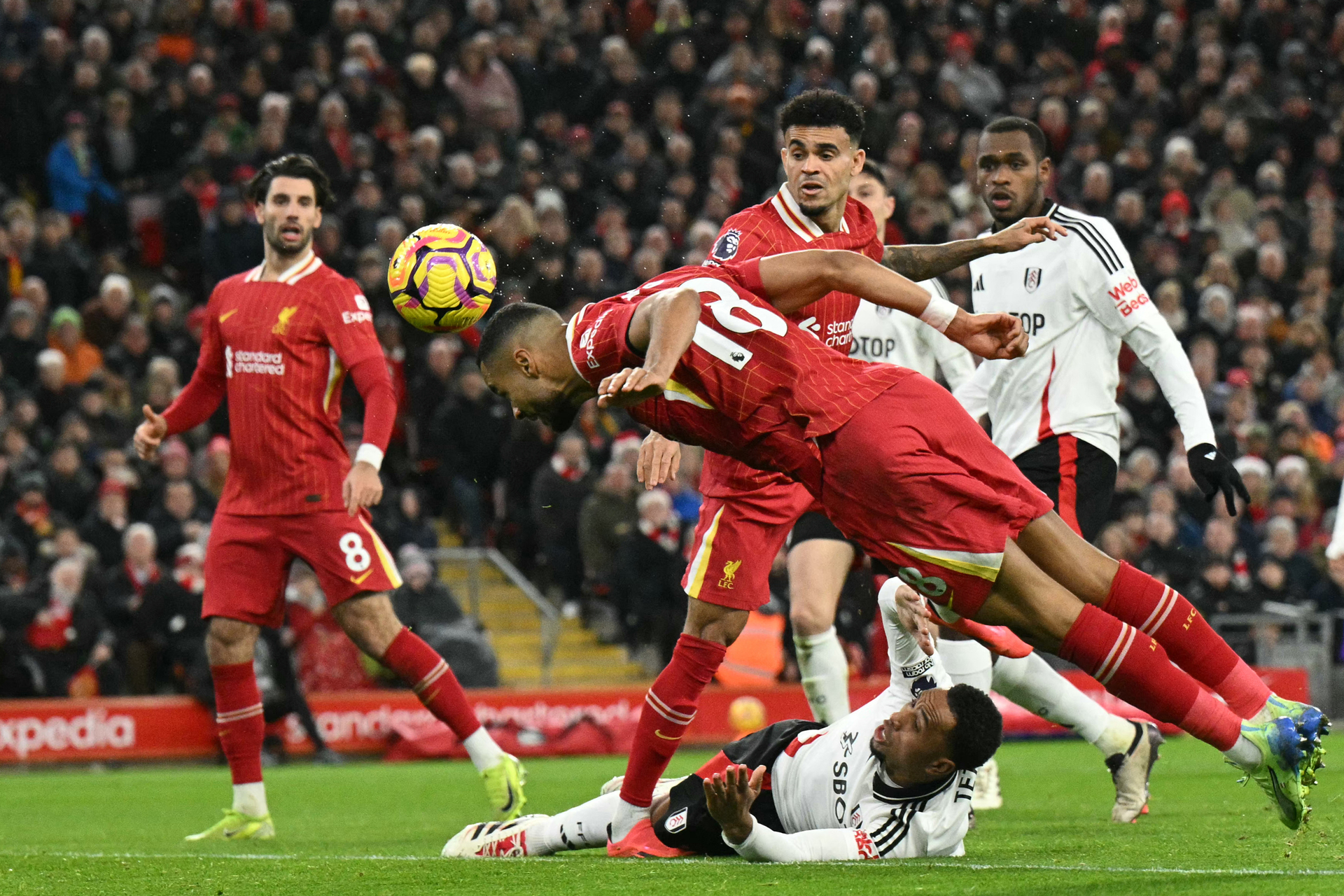 Premier League: Liverpool résiste à dix, Arsenal cale contre Everton