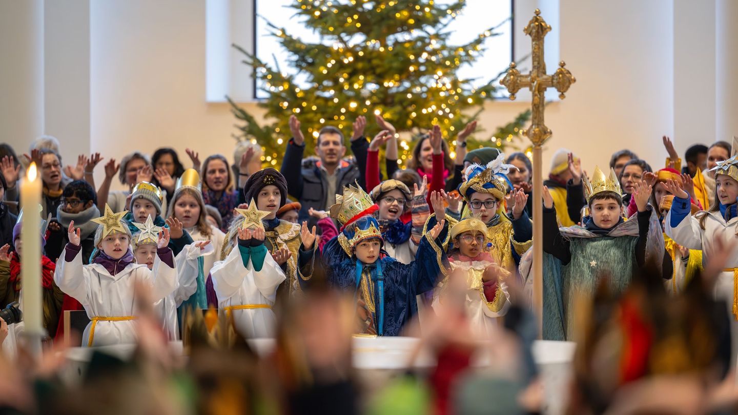 Erzbischof Heiner Koch hat die Sternsinger in einem feierlichen Gottesdienst in Berlin ausgesandt. Foto: Soeren Stache/dpa