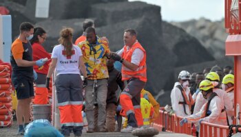 Rescatan a 141 inmigrantes a bordo de una patera en aguas cercanas a El Hierro