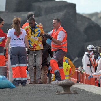 Rescatan a 141 inmigrantes a bordo de una patera en aguas cercanas a El Hierro