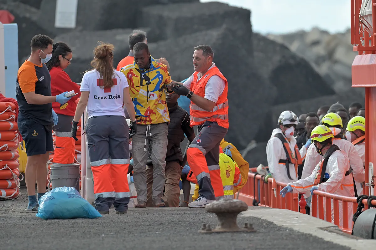 Rescatan a 141 inmigrantes a bordo de una patera en aguas cercanas a El Hierro