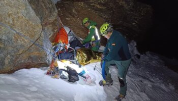 Rescatan en una montaña del norte de Granada a nueve senderistas que iban sin ropa de abrigo ni agua