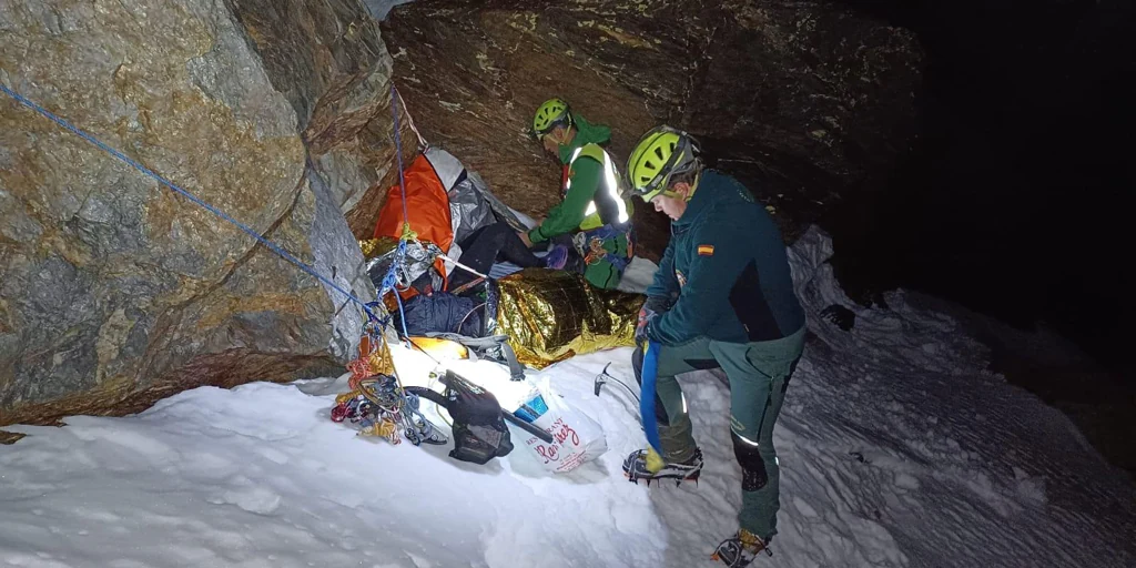 Rescatan en una montaña del norte de Granada a nueve senderistas que iban sin ropa de abrigo ni agua