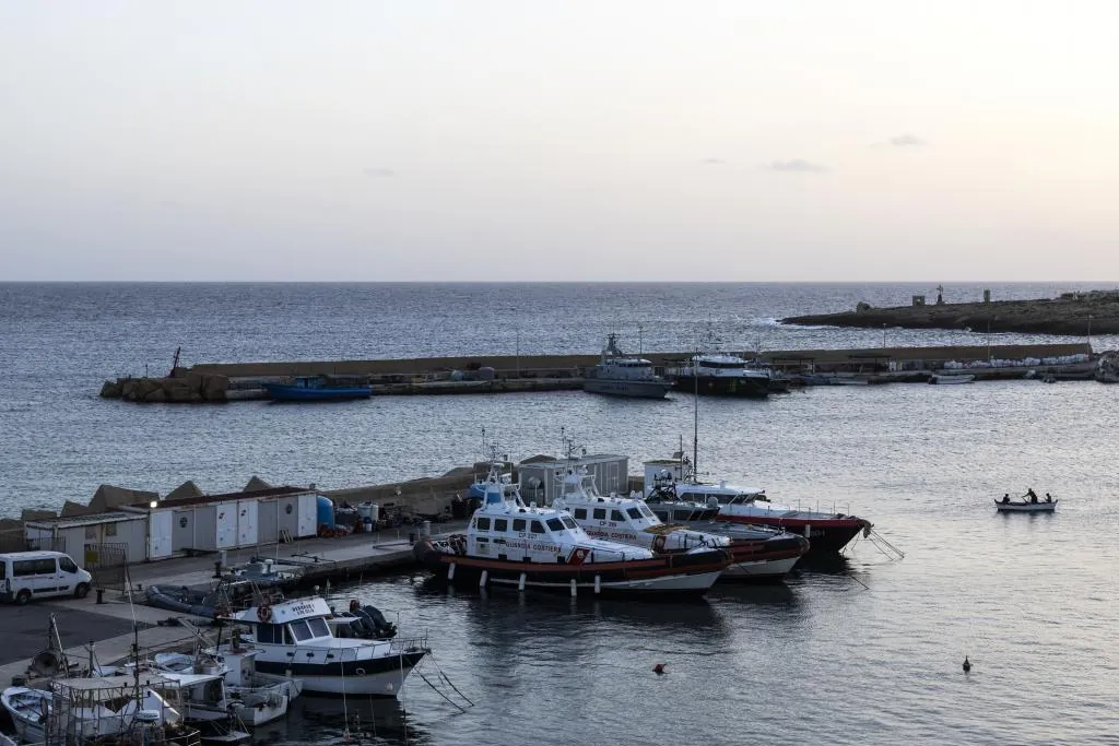 Rescatan frente a Lampedusa a una niña de 11 años que sobrevivió tres días en alta mar tras un naufragio