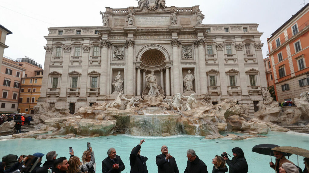 Rome : la fontaine de Trevi rouvre, mais avec un nombre limité de touristes