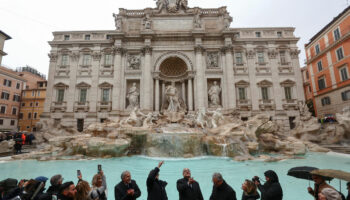 Rome : la fontaine de Trevi rouvre, mais avec un nombre limité de touristes