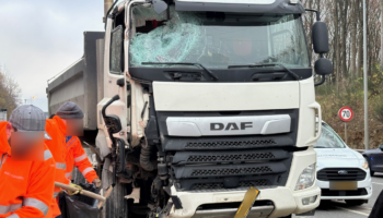 Sandweiler: Collision entre deux camions sur la N2, bouchon dans les deux sens