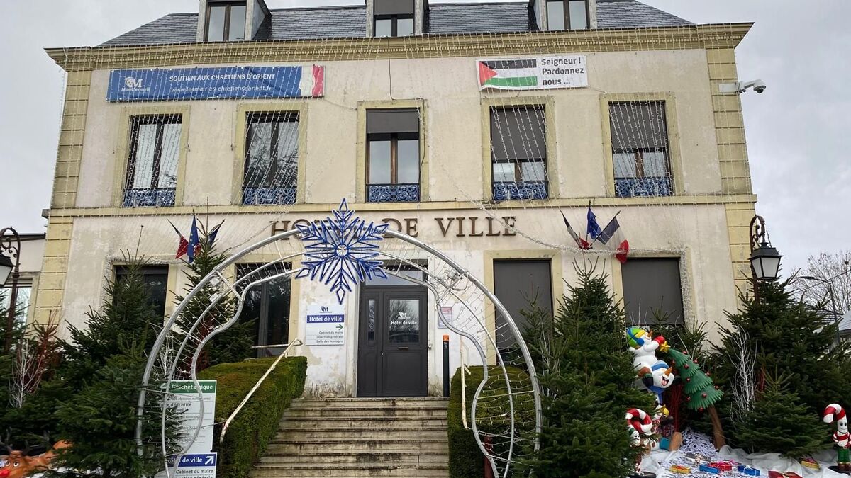 « Seigneur ! Pardonnez-nous » : à Montfermeil, le maire prié de retirer sa banderole du fronton de la mairie