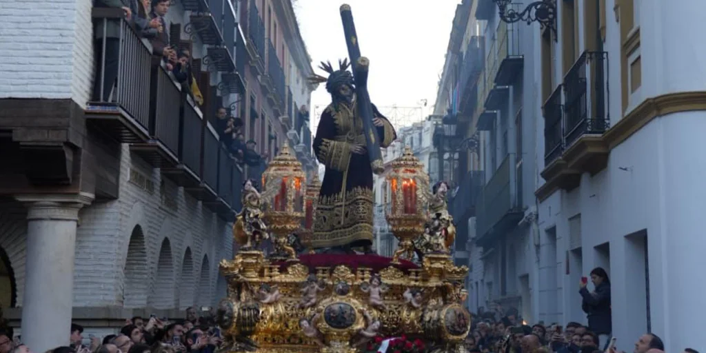 Sevilla estrena la luz de la mañana para el Gran Poder