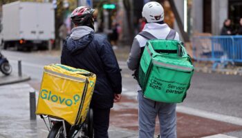 Sous pression judiciaire et financière, Glovo promet de salarier ses livreurs en Espagne