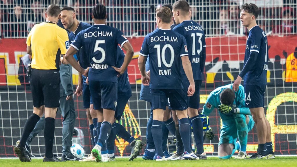 Spielunterbrechung bei Union gegen Bochum: Feuerzeugwurf mit Folgen