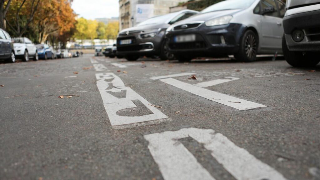 Stationnement payant à Suresnes : des tensions autour du tract d’un opposant municipal