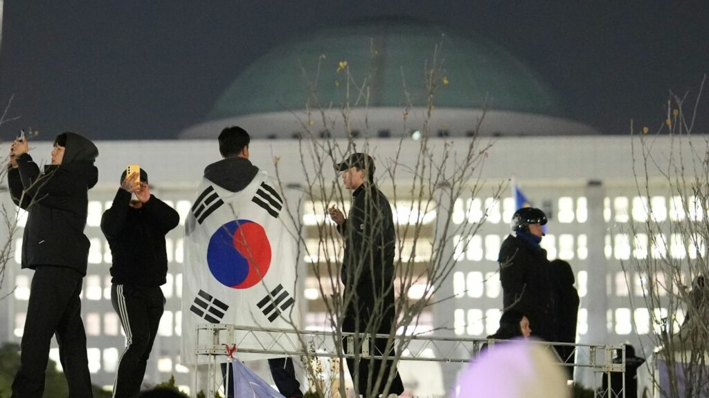 Vor der südkoreanischen Nationalversammlung versammelten sich Tausende Demonstranten. Foto: Lee Jin-man/AP/dpa