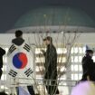 Vor der südkoreanischen Nationalversammlung versammelten sich Tausende Demonstranten. Foto: Lee Jin-man/AP/dpa