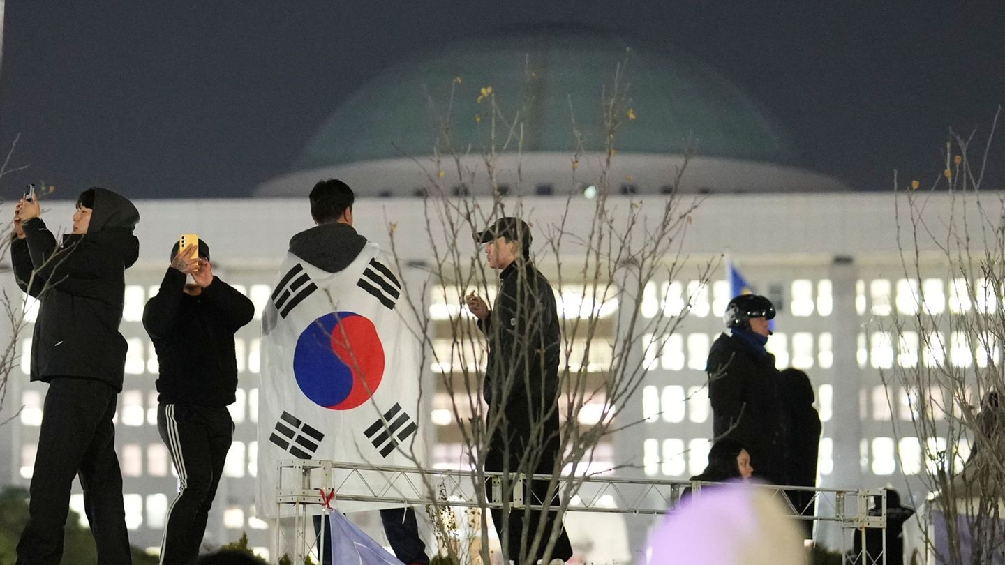 Vor der südkoreanischen Nationalversammlung versammelten sich Tausende Demonstranten. Foto: Lee Jin-man/AP/dpa