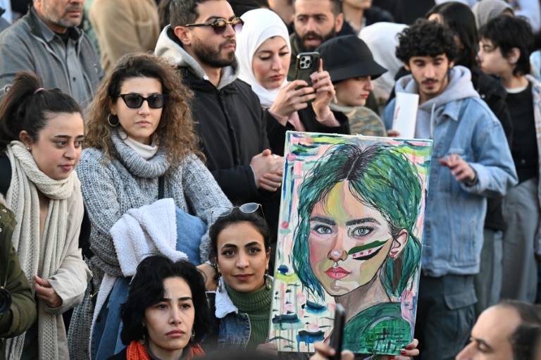 Syrie: Des centaines de manifestants à Damas pour la démocratie et les droits des femmes